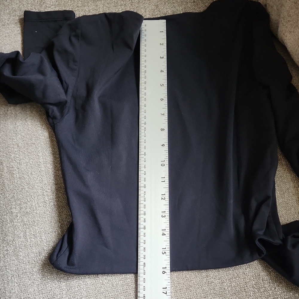 Babaton Black Scoop Neck Long Sleeve Cropped Top - Picture 11 of 12